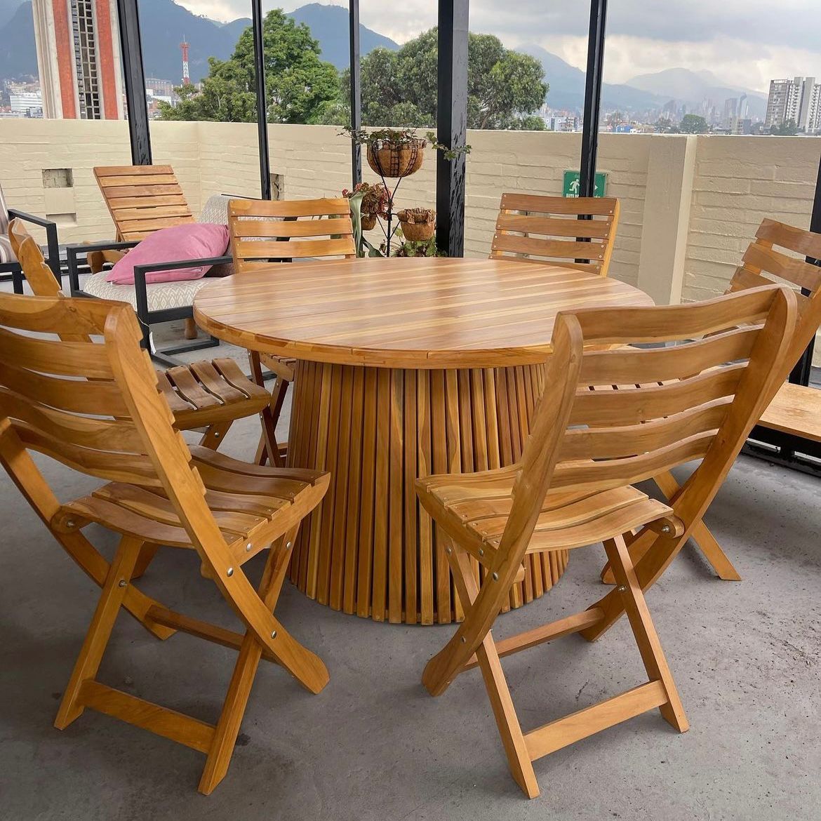 Mesa de comedor en teca